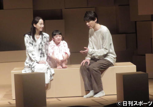 舞台「神の子どもたちはみな踊る　after　the　quake」に出演する古川雄輝（右）。左は松井玲奈、中央は横溝菜帆（撮影・大井義明）