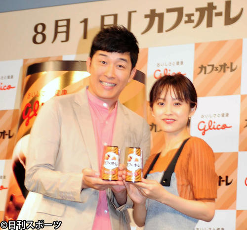 夫婦でCM初共演をした、あべこうじと高橋愛（撮影・松本久）