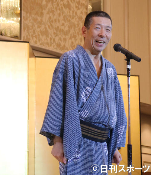 「落語協会夏の寄り合い」であいさつする、落語協会会長の柳亭市馬