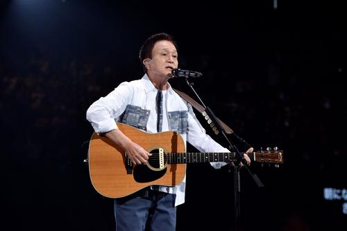 全国追加アリーナツアーの千秋楽公演で歌う小田和正