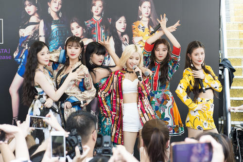 日本デビュー記念のゲリラライブを開催した（G）I－DLE。左からシュファ、スジン、ミンニ、ソヨン、ウギ、ミヨン
