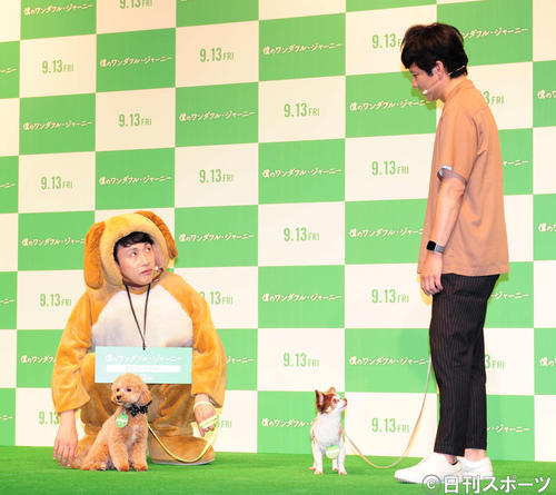 映画「僕のワンダフル・ジャーニー」のPRイベントを愛犬と一緒に行ったアンジャッシュの児嶋一哉と渡部建（撮影・松本久）