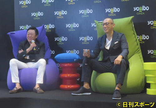 「Yogibo　Store銀座1丁目柳通り店」オープニングイベントに出席した市川海老蔵。左はウェブシャーク代表取締役の木村誠司氏（撮影・大井義明）