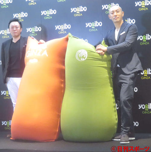 「Yogibo　Store銀座1丁目柳通り店」オープニングイベントに出席した市川海老蔵。左はウェブシャーク代表取締役の木村誠司氏（撮影・大井義明）
