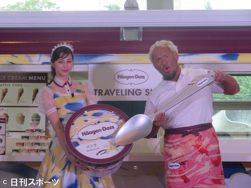 ハーゲンダッツの移動型店舗「トラベリングショップ」オープン記念イベントに出席した中条あやみ（左）と真壁刀義