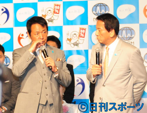 大腸がんの手術について話す山本譲二と杉良太郎（撮影・松本久）