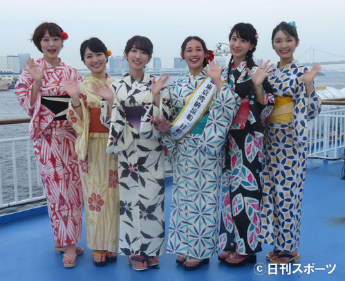 東京湾納涼船の1日船長を務めたカレッジ・コスモス。左から中島菜々、伊藤彩華、山木梨沙、松井まり、秋月香七、對馬桜花（撮影・大井義明）