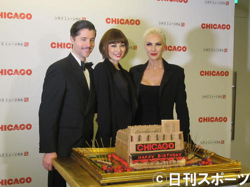 「シカゴ」来日公演初日に誕生日を迎え、ケーキと記念撮影をする米倉涼子（中央）。右はアムラ＝フェイ・ライト。左はピーター・ロッキアー（撮影・星名希実）