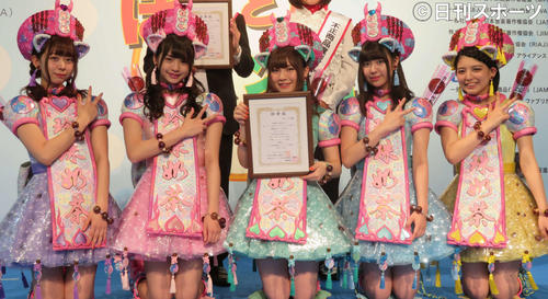 わーすたのメンバー。左から松田美里、三品瑠香、広川奈々聖、小玉梨々華、坂元葉月（2018年5月6日撮影）