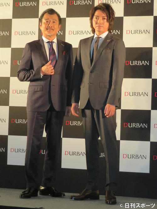 ダーバンの広告キャラクター就任発表会に出席した吉田鋼太郎（左）と藤原竜也
