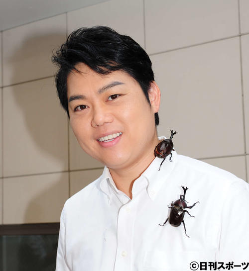 ファンらにカブトムシをプレゼントした三山ひろし（撮影・松本久）
