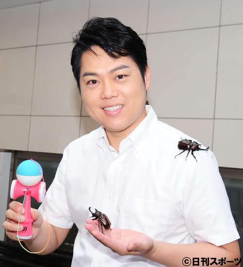 ファンらにカブトムシをプレゼントした三山ひろし（撮影・松本久）