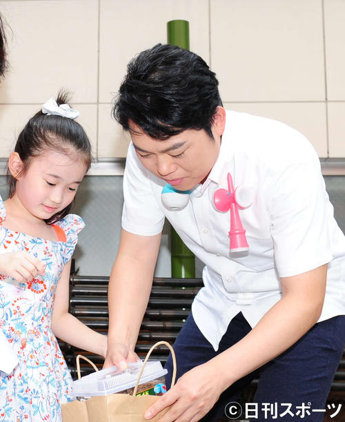 ファンらにカブトムシをプレゼントした三山ひろし（撮影・松本久）