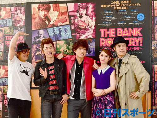 舞台「THE　BANK　ROBBERY！～ダイヤモンド強奪大作戦～」公開ゲネプロで記念撮影する、左から演出の小林顕作、元木聖也、ジャニーズJr．の原嘉孝、桜井玲香、田中要次（撮影・小沢裕）