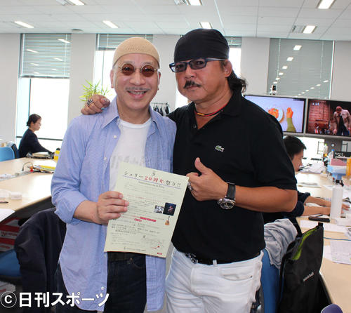 イベントPRのために来社した笛吹利明（左）と小田純平(右)（撮影・鎌田敏晴）