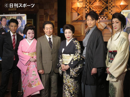 「京都　都大路謎の花くらべ」に出演する左から長谷川純、山村紅葉、中村梅雀、波乃久里子、喜多村緑郎、河合雪之丞