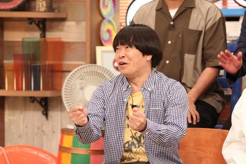 フジテレビ系「さんまのお笑い向上委員会」の収録に参加して笑顔を見せる雨上がり決死隊の蛍原徹（C）フジテレビ