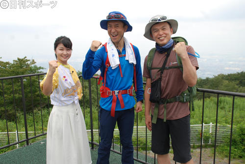 奈良・生駒山山頂でポーズをとる左から川添佳穂アナウンサー、岩本計介アナウンサー、気象予報士の正木明さん（撮影・松浦隆司）