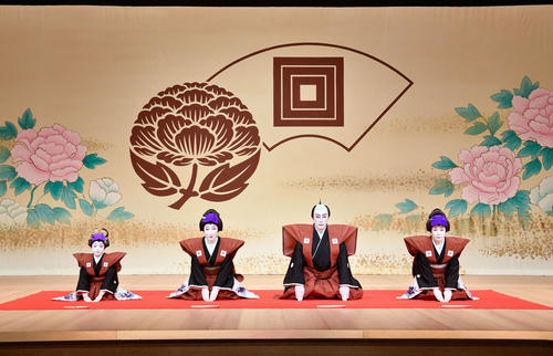「市川會　三代襲名披露」の口上。左から4代目市川ぼたん、4代目市川翠扇、市川海老蔵、初代市川寿紅