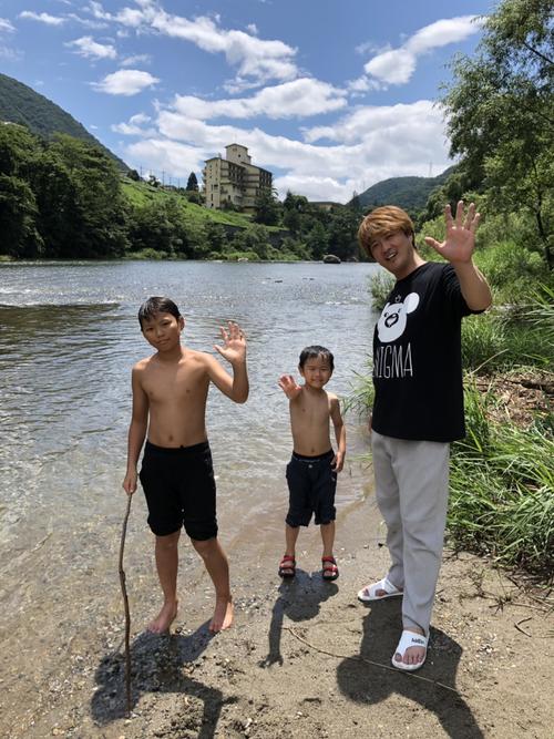 初の家族旅行で鬼怒川温泉を訪れた酒井一圭。次男（左）、三男とポーズを決める