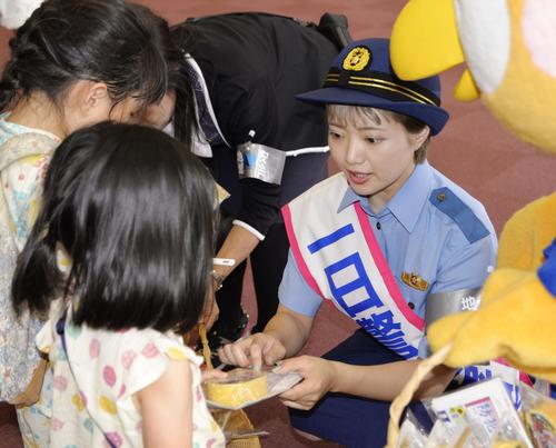 愛知県警中署の一日署長に就任し、子どもにチラシやLEDライトを配る「SKE48」元メンバーの矢方美紀（共同）
