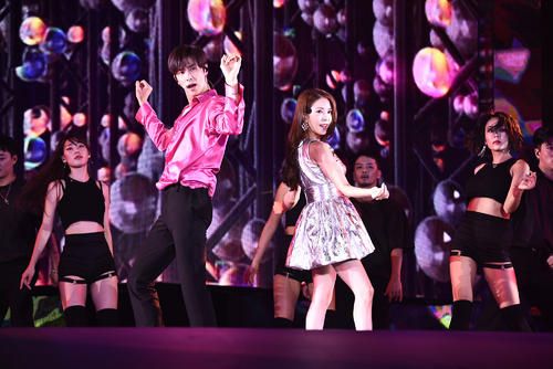 「SMTOWNライブ2019」でコラボ曲を披露する東方神起ユンホ（左）とBoA