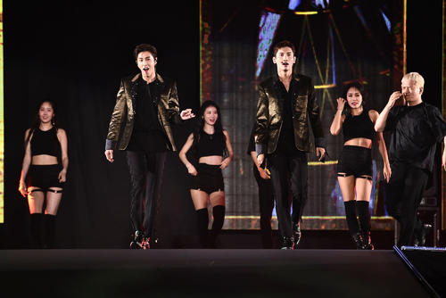 「SMTOWNライブ2019」でパフォーマンスする東方神起のユンホ（左）とチャンミン