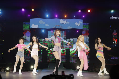 「SMTOWNライブ2019」でパフォーマンスするRed　Velvet。左からウェンディ、アイリーン、スルギ、イェリ、ジョイ