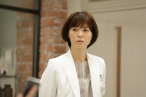 万木朝顔（上野樹里）は興雲大学の法医学者　（C）フジテレビ