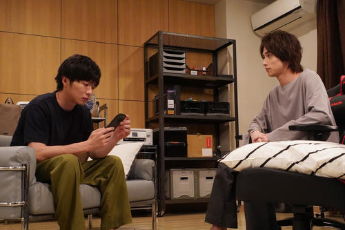 「あなたの番です－反撃編－」第15話で、田中圭演じる手塚翔太（左）は、横浜流星演じる二階堂（右）が作ったアプリ「AI菜奈ちゃん」を使う