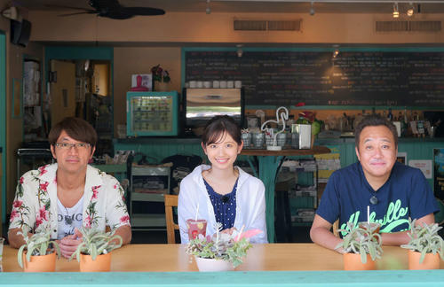テレビ東京系「モヤモヤさまぁ～ず2」の4代目アシスタントに就任した田中瞳アナウンサー（中央）。さまぁ～ず大竹一樹（左）と1人おいて三村マサカズ