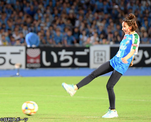 川崎F戦で始球式を務めたベッキー（2019年8月4日撮影）