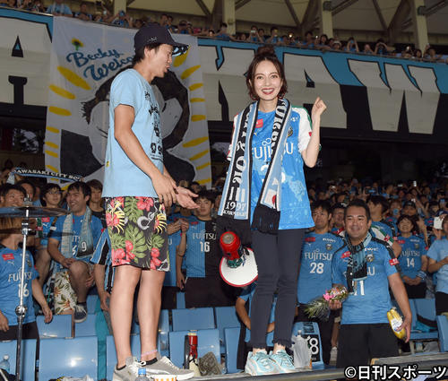 川崎F戦で始球式を務めたベッキーは、サポーターと記念撮影（2019年8月4日撮影）