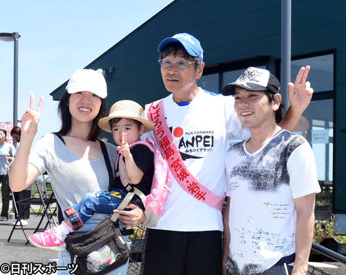 マラソン後に家族連れと記念写真を撮影した間寛平（撮影・相沢孔志）