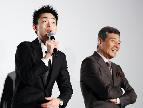 映画「アルキメデスの大戦」舞台あいさつで、爆笑トークを繰り広げる菅田将暉（左）。右は舘ひろし（撮影・浅見桂子）