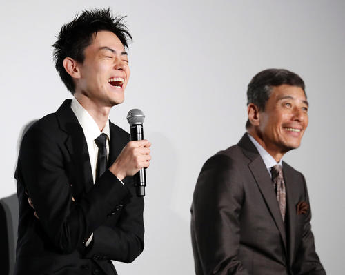 映画「アルキメデスの大戦」舞台あいさつで、爆笑トークを繰り広げる菅田将暉（左）。右は舘ひろし（撮影・浅見桂子）