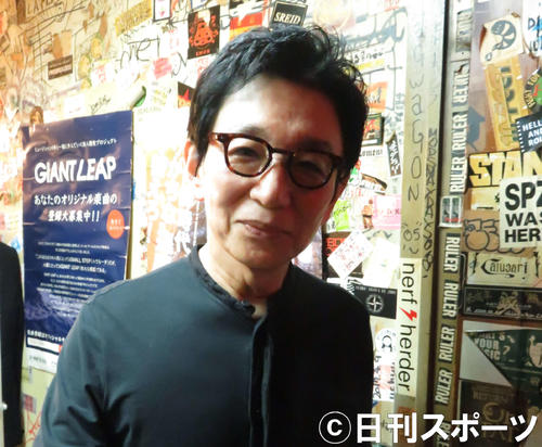 2時間以上しゃべりっぱなしのトークライブ「戯言（ざれごと）」を終えて、楽屋口で安堵の表情を見せる古舘伊知郎