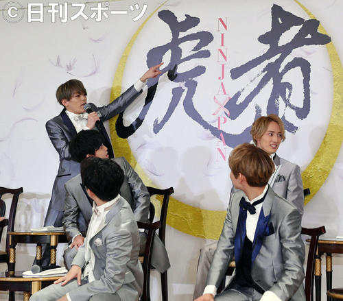「虎者－NINJAPAN－」制作発表記者会見で「虎」の文字の中の「七」を指さす松倉海斗（左奥）（撮影・滝沢徹郎）