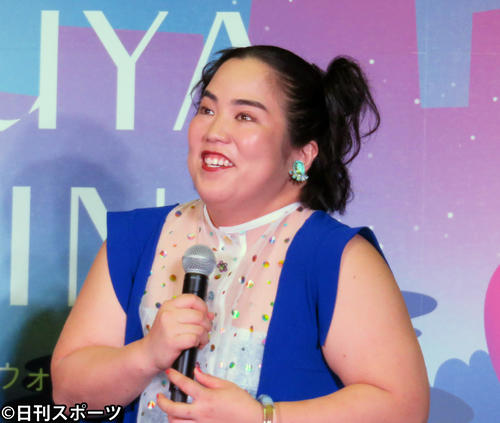 泣きまねをして伏せた顔を突然上げ、二重まぶたにして笑わせたゆりやんレトリィバア（撮影・村上久美子）