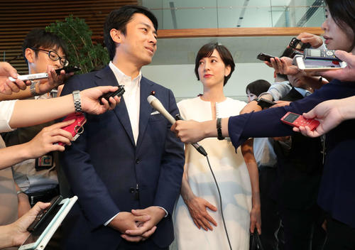 首相官邸で結婚を発表する小泉進次郎衆院議員（左）と滝川クリステル（朝日新聞）