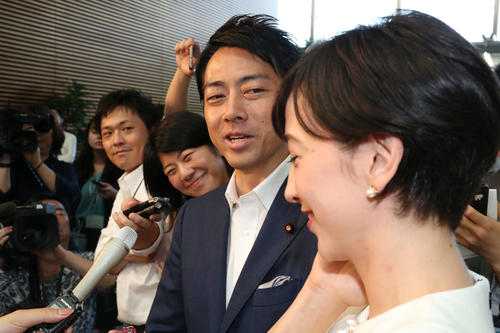 首相官邸で結婚を発表する小泉進次郎衆院議員（左）と滝川クリステル（朝日新聞）