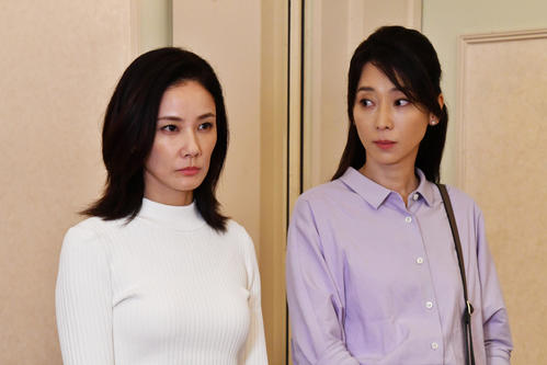 吉田羊（左）と稲森いずみ