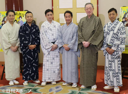 「八月納涼歌舞伎」の取材を受ける、左から中村七之助、市川猿之助、松本幸四郎、中村扇雀、坂東弥十郎、市川中車