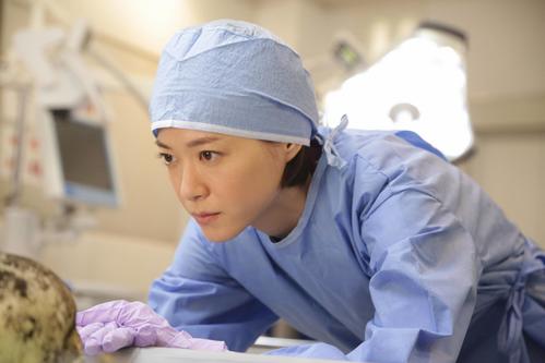 興雲大学の新米法医学万木朝顔（上野樹里）（C）フジテレビ