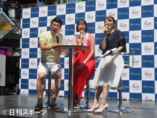 映画「ペット2」大ヒット記念イベントに出席した佐藤栞里（中央）とTKO木本武宏（左）