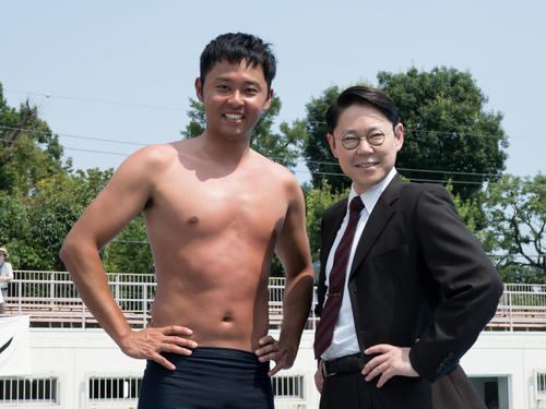 NHK大河ドラマ「いだてん」に出演する北島康介氏（左）と阿部サダヲ