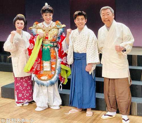 舞台「蘭～緒方洪庵　浪華の事件帳～」の公開稽古に出席した、左から久本雅美、北翔海莉、藤山扇治郎、石倉三郎