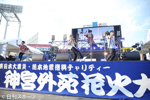 ステージでパフォーマンスをするLead（撮影・河田真司）