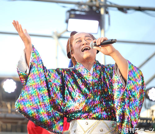 ステージでパフォーマンスをする松平健（撮影・河田真司）