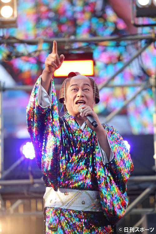 「マツケン・アスレチカ」を熱唱する松平健（撮影・河田真司）
